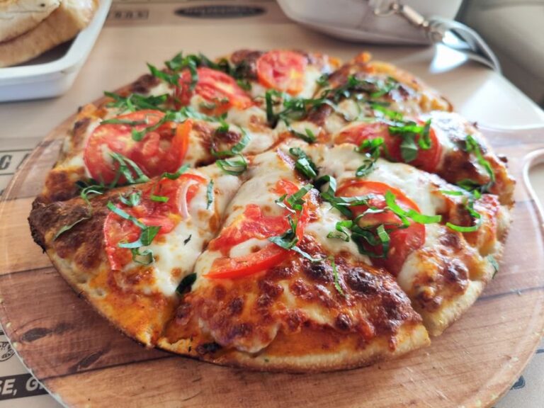 Pizza maison cuite au four avec une pâte dorée